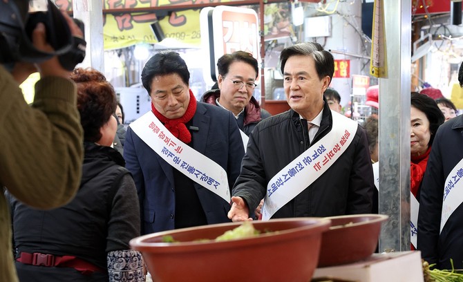 김태흠 지사는 13일 전통시장 현장 점검과 활성화 방안 모색을 위해 천안 중앙시장을 방문해 상인들을 격려하고 있다. ⓒ 충남도