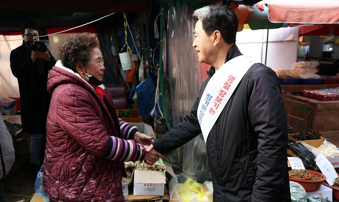 김태흠 지사는 13일 전통시장 현장 점검과 활성화 방안 모색을 위해 천안 중앙시장을 방문해 상인들을 격려하고 있다. ⓒ 충남도