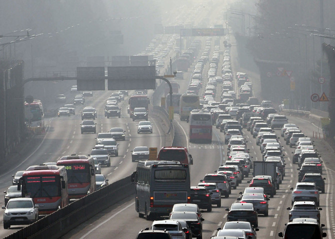 지난 15일 경부고속도로 서울 잠원 IC 인근이 서울을 빠져나가는 하행선 차량(오른편)으로 붐비고 있다. ⓒ 연합뉴스