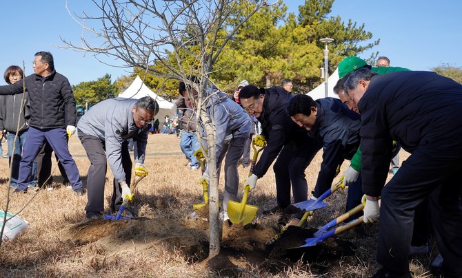 김인호 산림청장(앞줄 왼쪽 세번째)이 19일 첫 나무심기 행사에서 참석자들과 나무를 심고 있다. ⓒ 산림청