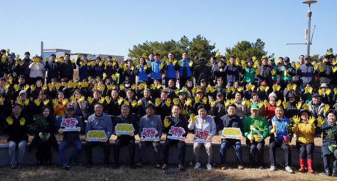 김인호 산림청장(앞줄 가운데)이 19일 첫 나무심기 행사를 개최하고 기념사진을 촬영하고 있다. ⓒ 산림청