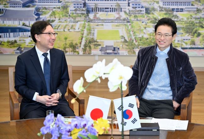 이철우 도지사(오른쪽)가 오츠카 츠요시 주부산일본국총영사관 총영사를 접견하고 지방정부 간 교류 현안과 협력 방안에 대해 의견을 나누고 있다. ⓒ 경북도