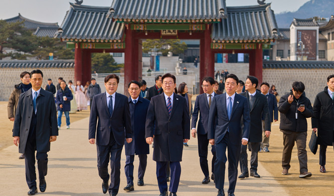 이 대통령은 청와대 직원들의 초과 근무와 관련해 "힘을 내자"고 독려했다. ⓒ 청와대