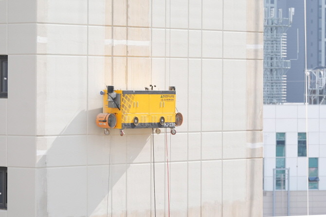 현대엔지니어링이 시공 중인 아파트 현장에서 외벽도장로봇을 시연하고 있다. Ⓒ 현대엔지니어링