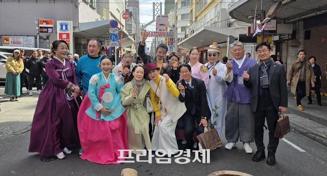지난 22일 요코하마시 나카구 스에요시초 코리아타운 거리에서 열린 제2회 설 명절 행사를 개최 후 관계자들과 함께 기념촬영을 하고 있다. ⓒ 프라임경제