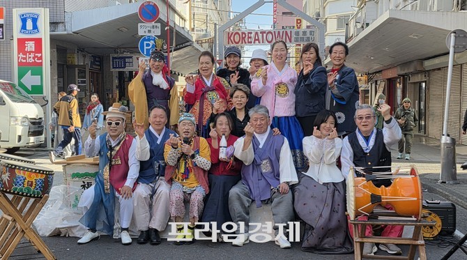 지난 22일 요코하마시 나카구 스에요시초 코리아타운 거리에서 열린 제2회 설 명절 행사를 개최 후 관계자들과 함께 기념촬영을 하고 있다. ⓒ 프라임경제