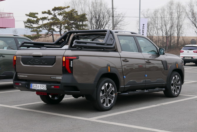 측면부는 프론트와 리어 펜더로 이어지는 역동적인 사이드 캐릭터 라인과 볼륨감으로 다이내믹한 이미지를 완성했다. = 노병우 기자