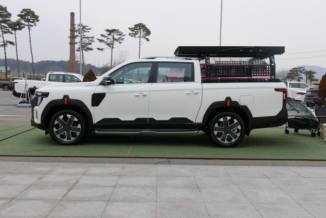 측면부는 프론트와 리어 펜더로 이어지는 역동적인 사이드 캐릭터 라인과 볼륨감으로 다이내믹한 이미지를 완성했다. = 노병우 기자