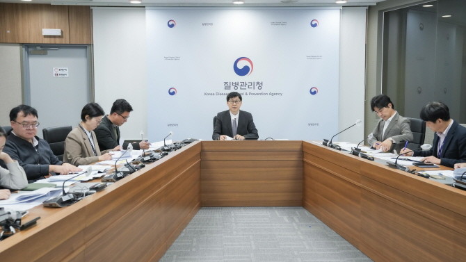 23일 김기남 질병관리청 차장이 코로나18 감사 결과에 대한 온라인 브리핑을 진행하고 있다. © 질병관리청