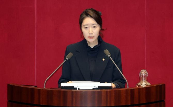 24일 국회에서 열린 2월 임시국회 8차 본회의에서 자신의 체포동의안에 대한 신상 발언을 하고 있는 강선우 의원. © 연합뉴스