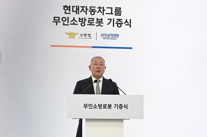 정의선 회장이 기증 행사에서 인사말을 하고 있는 모습. ⓒ 현대자동차그룹