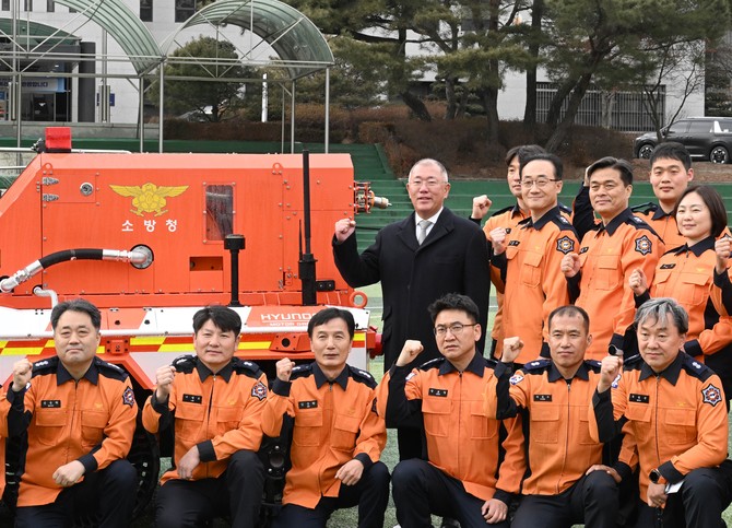 현대차그룹 정의선 회장이 기증 행사에 참석한 소방관들과 기념촬영을 하고 있는 모습. ⓒ 현대자동차그룹