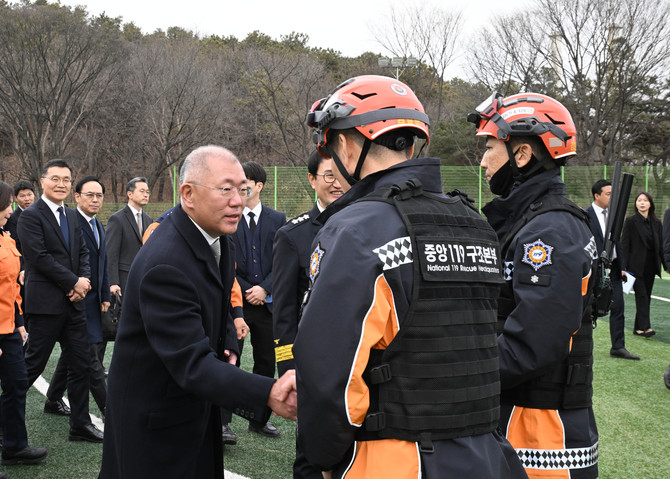현대차그룹 정의선 회장이 기증 행사에 참석한 소방관들을 격려하고 있는 모습. ⓒ 현대자동차그룹