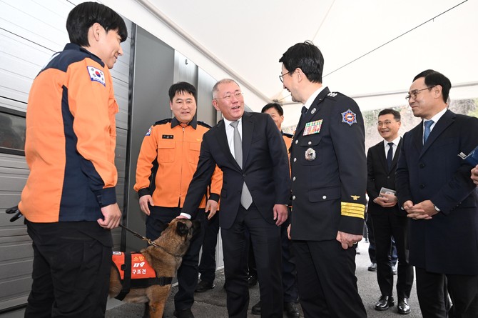 현대차그룹 정의선 회장이 특수구조대 구조견과 함께 있는 모습. ⓒ 현대자동차그룹