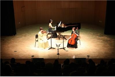 공연 중인 피아니스트 최옥희, 바이올리니스트 강고은, 첼리스트 조동문. ⓒ 프라임경제