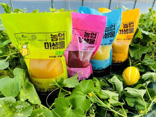 성주군 농업기술센터는 친환경 미생물 5종(고초균, 유산균, 효모, 광합성균, 황국균) 2L 소포장 기준 2000원에서 1000원으로 가격을 50% 인하해 공급한다. ⓒ 성주군