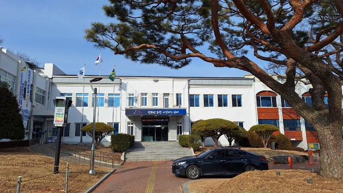 남해군청 전경. = 강달수 기자