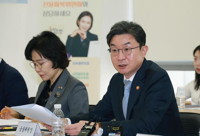 이억원 금융위원장이 26일 오전 서울 광진구 신용회복위원회 광진 서민금융통합지원센터에서 포용적 금융 대전환 2차 회의를 주재하고 '연체자 보호와 신속한 재기 지원을 위한 개인 연체채권 관리 강화방안'에 대해 논의했다. ⓒ 금융위원회