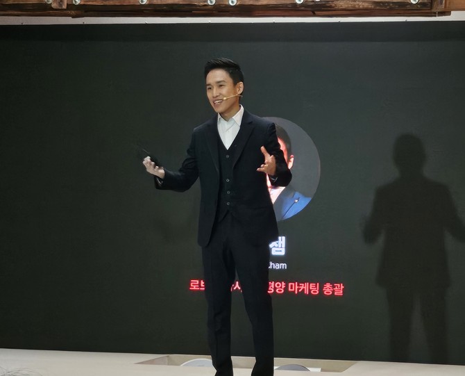 26일 서울 성동구 코사이어티에서 열린 '2026 로보락 신제품 론칭쇼'에서 댄 챔 아시아태평양 마케팅 총괄이 발표하고 있다. = 박지혜 기자