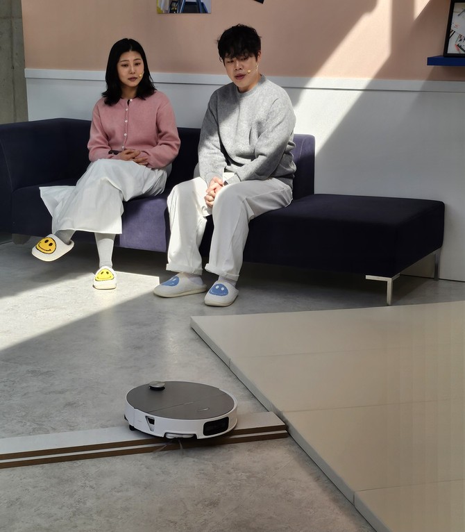 26일 서울 성동구 코사이어티에서 열린 '2026 로보락 신제품 론칭쇼'에서 모델들이 'S10 맥스V 울트라'를 선보이고 있다. = 박지혜 기자