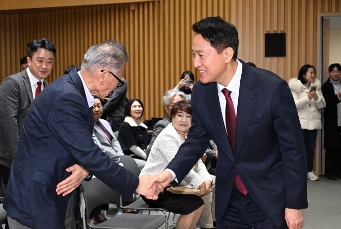 오세훈 서울시장이 26일 서울시청에서 열린 '8만5000호 신속착공 발표회'에서 조합장과 악수하고 있다. Ⓒ 서울시