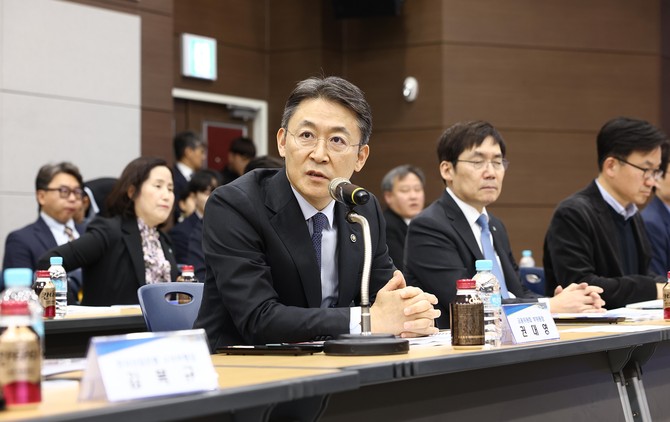 권대영 금융위원회 부위원장이 26일 경북 구미시 구미컨벤션센터 대회의실에서 개최한 '국민성장펀드·지역우대금융 간담회'에서 국민성장펀드 및 정책금융 지방우대 정책에 대해 설명하고, 지방 정부와 기업 등의 목소리를 청취했다. ⓒ 금융위원회