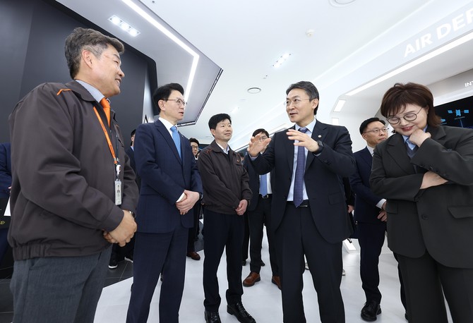 권대영 금융위원회 부위원장이 26일 오전 경북 구미 소재 방산 기업인 한화시스템에 방문해 현장 관계자들로부터 산업 동향 청취했다. ⓒ 금융위원회