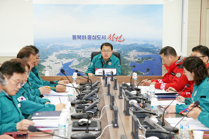 장금용 창원시 시장 권한대행(가운데)이 봄철 산불 발생을 예방하고 상황 발생 시 피해를 최소화하기 위해 창원시 각 주요 부서, 5개 경찰서, 소방서, 산림조합 등관계기관 회의를 개최하고 있다. ⓒ 창원시