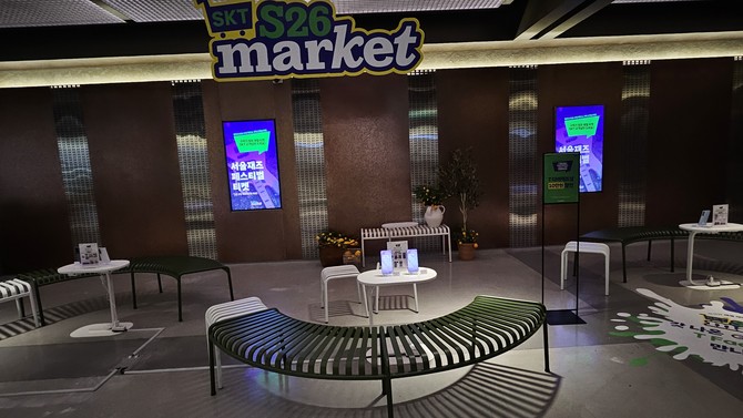 2층 라운지 공간에서도 갤럭시 S26 단말을 체험해볼 수 있다. = 박지혜 기자