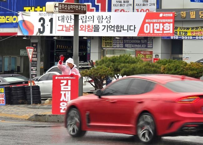 길거리 인사를 하고 있는 김재원 경북도지사 예비후보. ⓒ 김재원 예비후보
