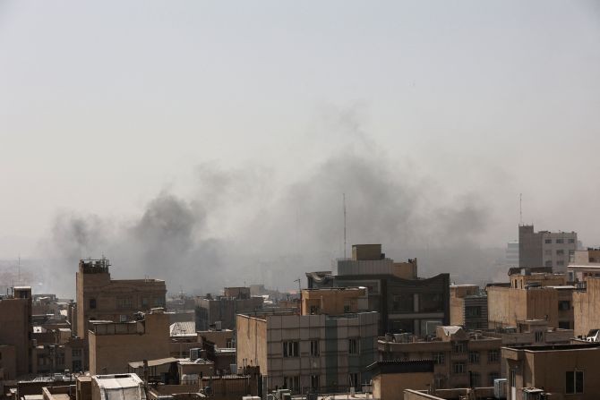 테헤란 상공에 연기가 피어오르는 모습. © 연합뉴스