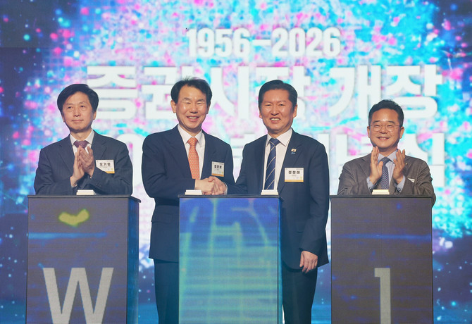 3일 서울 중구 롯데호텔에서 열린 증권시장 개장 70주년 기념식에서 정청래 더불어민주당 대표(오른쪽에서 두 번째), 정은보 한국거래소 이사장(왼쪽에서 두 번째) 등 참석자들이 기념촬영을 하고 있다. ⓒ 연합뉴스