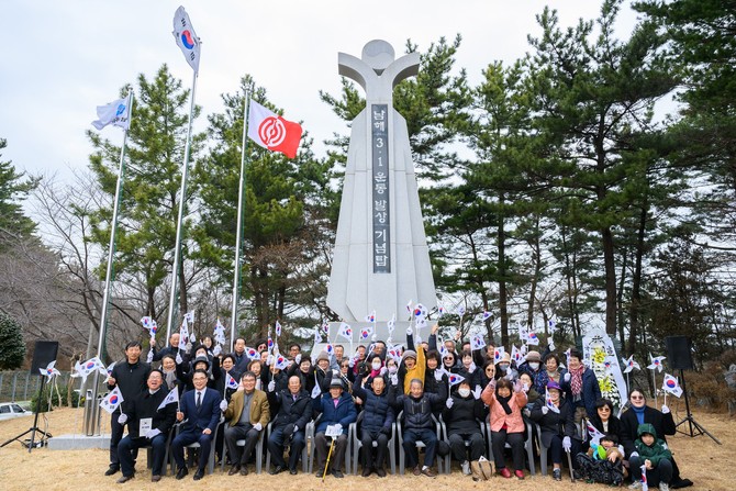 장충남 남해군수, 정영란 남해군의회의장, 류경완 도의원, 독립유공자 유족, 관내 기관장, 남해3·1운동발상기념사업회 및 남해3·1운동기념사업회 관계자 등 150여 명이 '제107주년 3·1절 기념행사'를 개최하고 기념촬영을 하고 있다. ⓒ 남해군