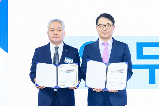 장충남 군수(우측)가 지방보조금 전용 계좌를 군 금고 외 금융기관인 새마을금고와 업무협약을 체결하고 있다. ⓒ 남해군