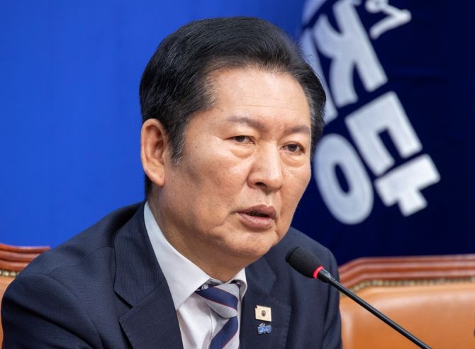 정청래 더불어민주당 대표가 4일 국회에서 열린 최고위원회의에서 사법개혁 완수와 대미투자특별법 신속 처리를 강조하는 발언을 하고 있다. © 연합뉴스