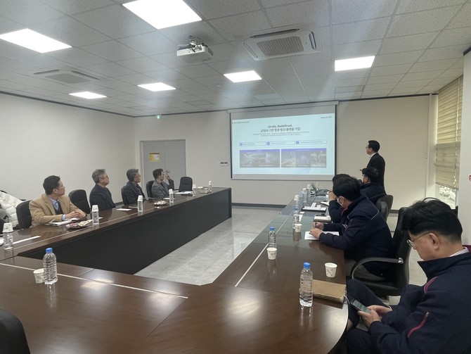 창원시가 드론 산업을 차세대 성장동력으로 키우기 위해 ㈜파블로항공 창원센터를 방문해 기업의 현장을 파악하고, 지역 드론 산업의 지속 가능한 성장 기반 조성을 위한 협력 방안을 논의하고 있다. ⓒ 창원시