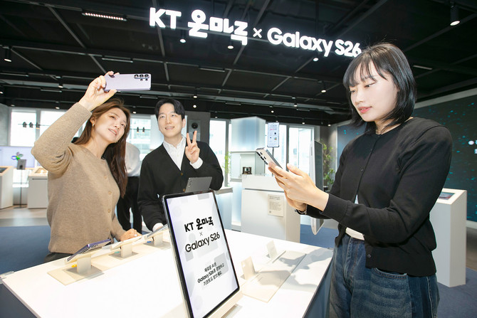 고객들이 KT 광화문빌딩 웨스트(West) 2층 'KT온마루X갤럭시 S26 팝업'을 이용하는 모습. ⓒ KT