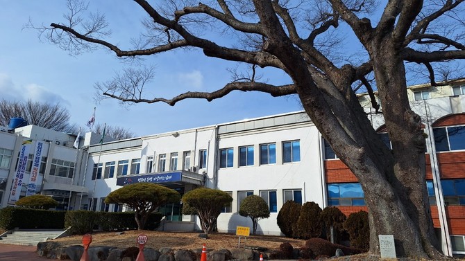 남해군청 전경. = 강달수 기자
