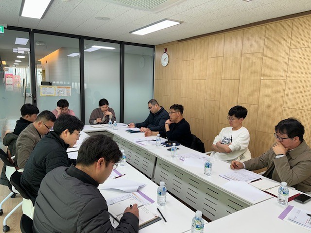 고성군이 고성군 청소년센터 온 2층 회의실에서 '2026년 찾아가는 규제신고센터' 토목설계 분야 간담회를 개최하고, 현장 중심 규제 불편사항을 청취해 개선방안을 모색하고 있다. ⓒ 고성군