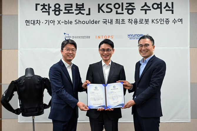 현대차·기아의 산업용 착용 로봇 엑스블 숄더(X-ble Shoulder)가 한국로봇산업진흥원으로부터 KS 인증을 획득했다. ⓒ 현대자동차