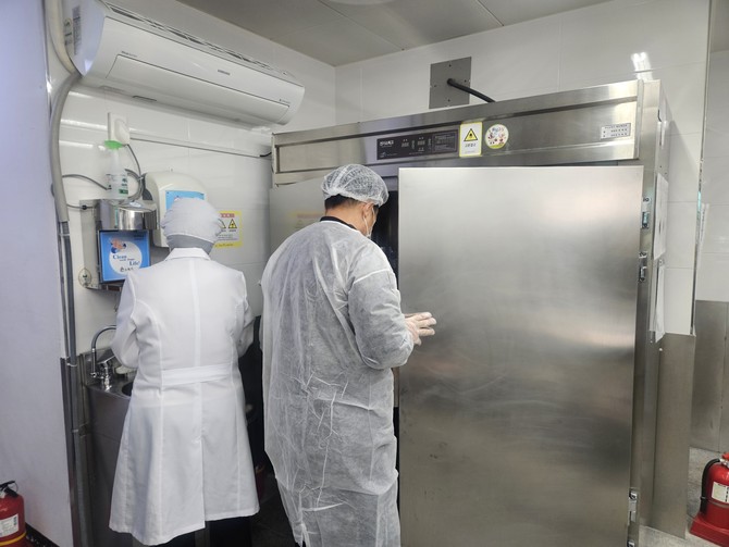 고성군이 식중독 사전 예방을 위해 학교‧유치원 집단급식소 및 집단급식소 식품판매업소를 대상으로 특별 위생점검을 실시하고 있다. ⓒ 고성군