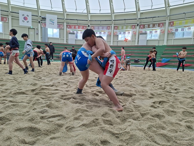 실내 체육관에서 씨름 훈련을 하고 있는 모습. ⓒ 고성군