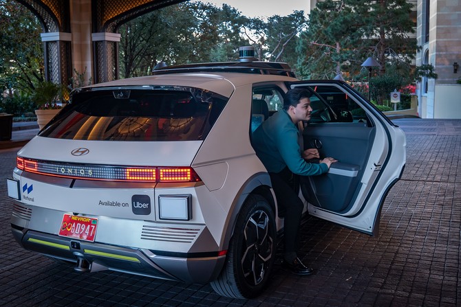 모셔널 아이오닉 5 로보택시에서 하차하는 승객. ⓒ 현대자동차그룹