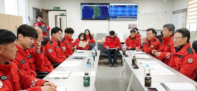 박은식 산림청장(오론쪽 첫번째)이 16일 구미국유림관리소 산불대응센터를 방문해 산불재난특수진화대원들을 격려하고 있다. ⓒ 산림청