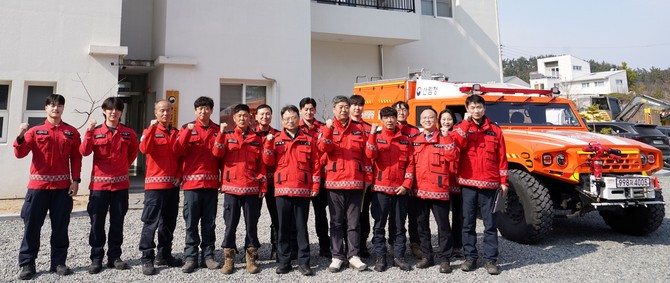 박은식 산림청장(앞줄 오른쪽에서 다섯번째)이 16일 구미국유림관리소 산불대응센터를 방문해 산불재난특수진화대원들을 격려 후 기념촬영을 하고 있다. ⓒ 산림청