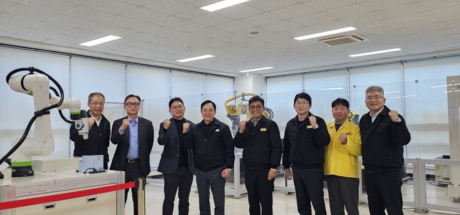 (좌측부터) 이노우에 화낙 부사장, 안승욱 티로보틱스 대표이사 등 주요관계자. ⓒ 티로보틱스