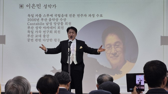 테너 이은민 교수가 '시와 음악의 콘서트' 행사장에서 축하공연을 하고 있다. = 강달수 기자