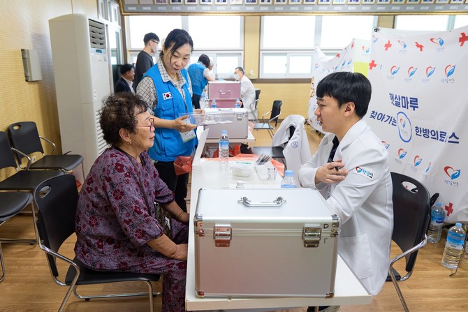 통영시가 의료시설이 부족한 농촌 지역 주민들을 위해 '농촌왕진버스사업'을 운영하고 있는 사진. ⓒ 통영시