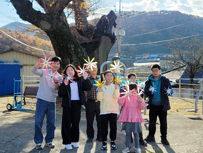 내동천 '바람개비 마을'의 활동 사진. ⓒ 남해군