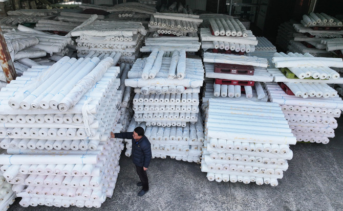 경북 경산시 한 섬유공장에 중동 정세 악화로 수출길이 막히면서 현지로 보내지 못한 섬유 원단이 쌓여 있다. ⓒ 연합뉴스